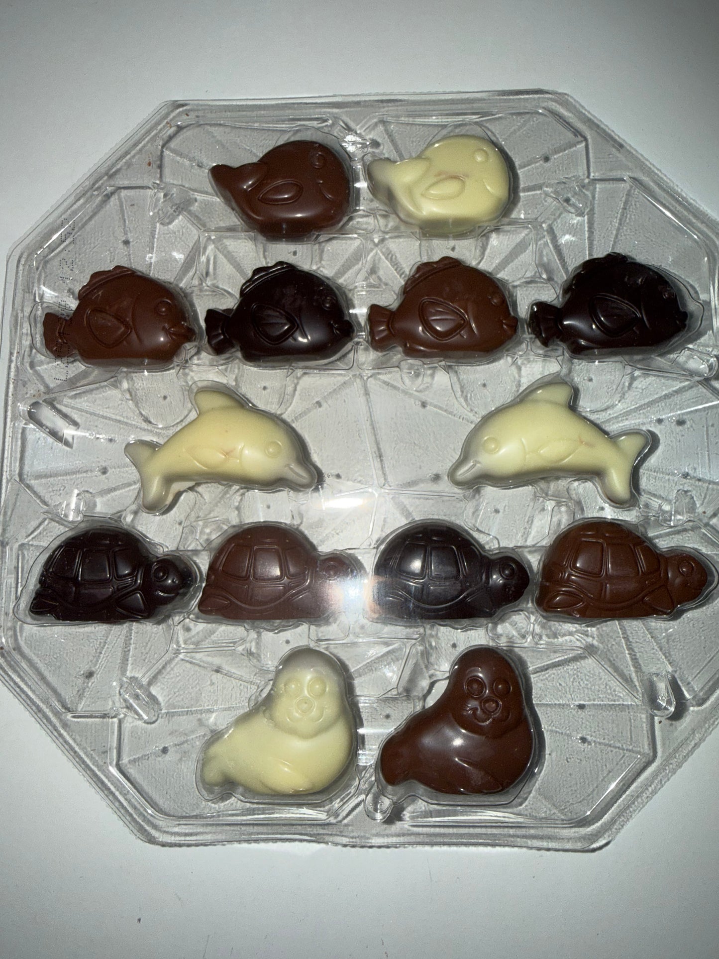 Chocolat belge noir, blanc, noir fourré praliné-  100 g (x7)